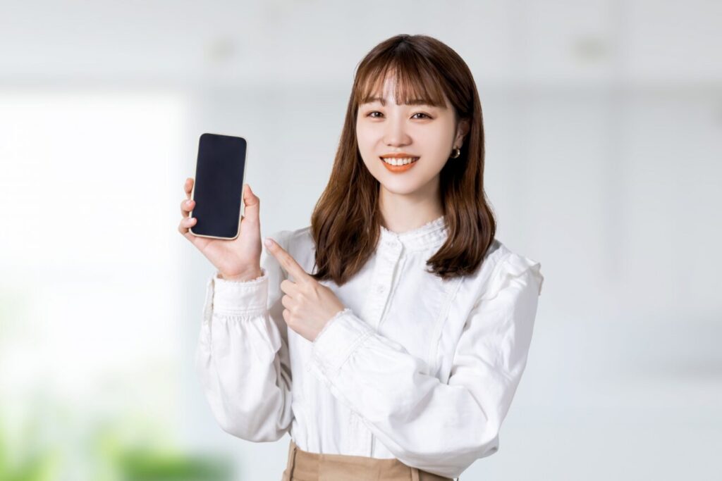 スマホを持つ女性