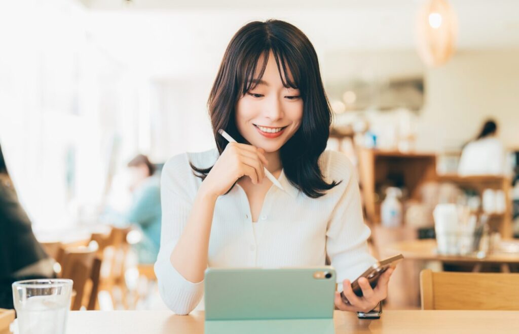 アイデアを思いつく女性