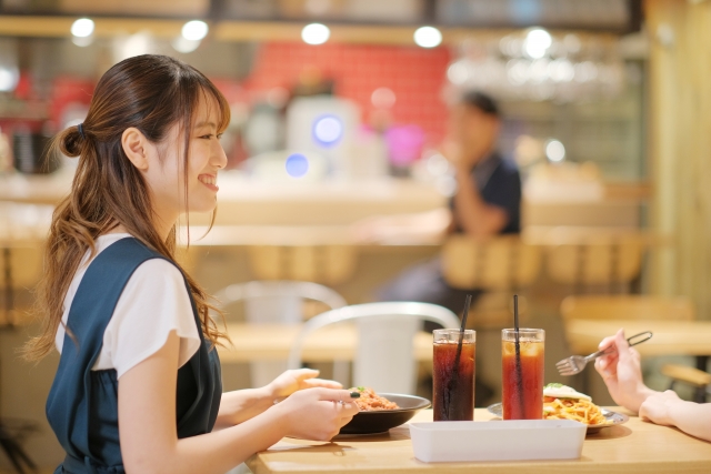 飲食店でくつろぐお客様