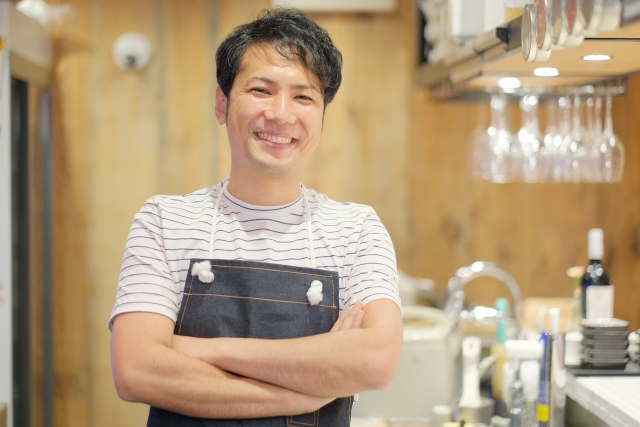 飲食店で働く男性